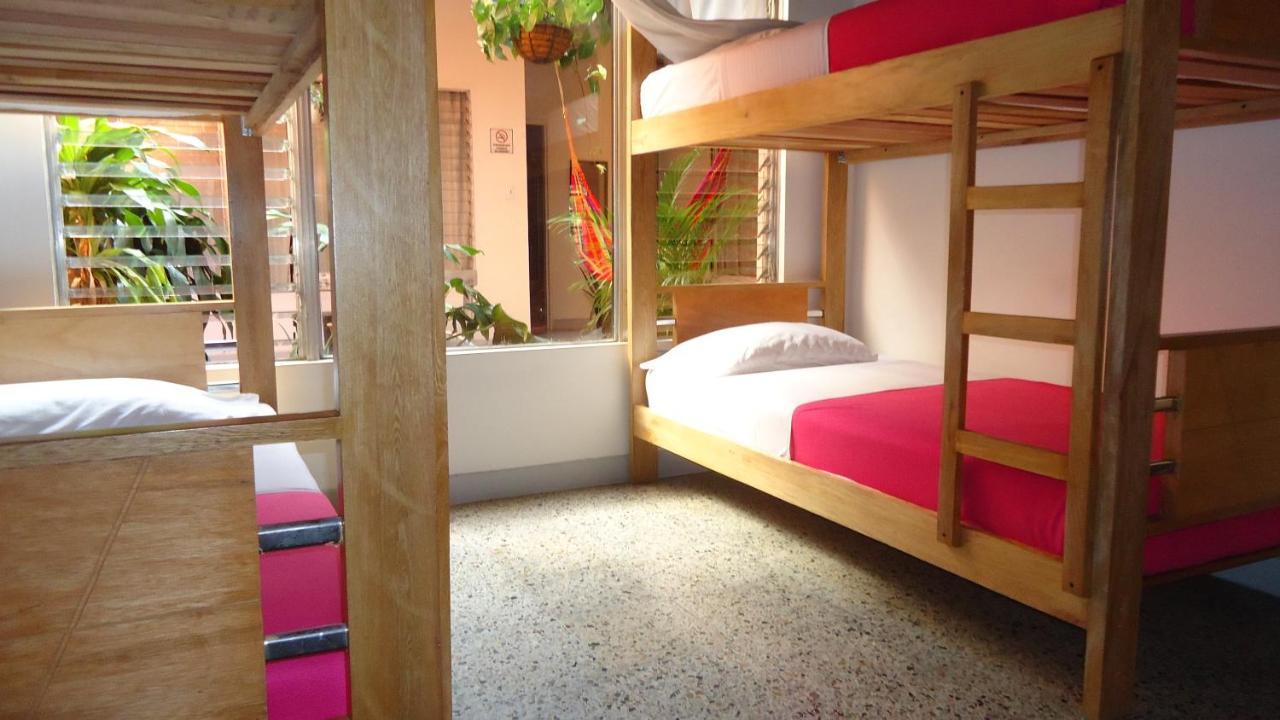 Iris Hostel ميديلين المظهر الخارجي الصورة