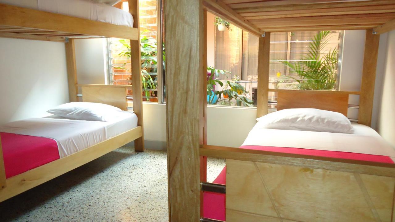 Iris Hostel ميديلين المظهر الخارجي الصورة