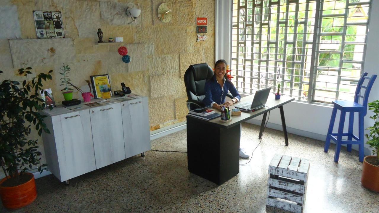 Iris Hostel ميديلين المظهر الخارجي الصورة