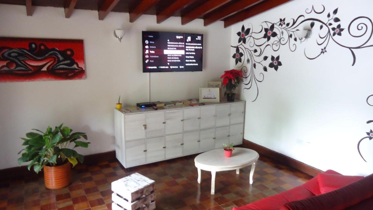 Iris Hostel ميديلين المظهر الخارجي الصورة