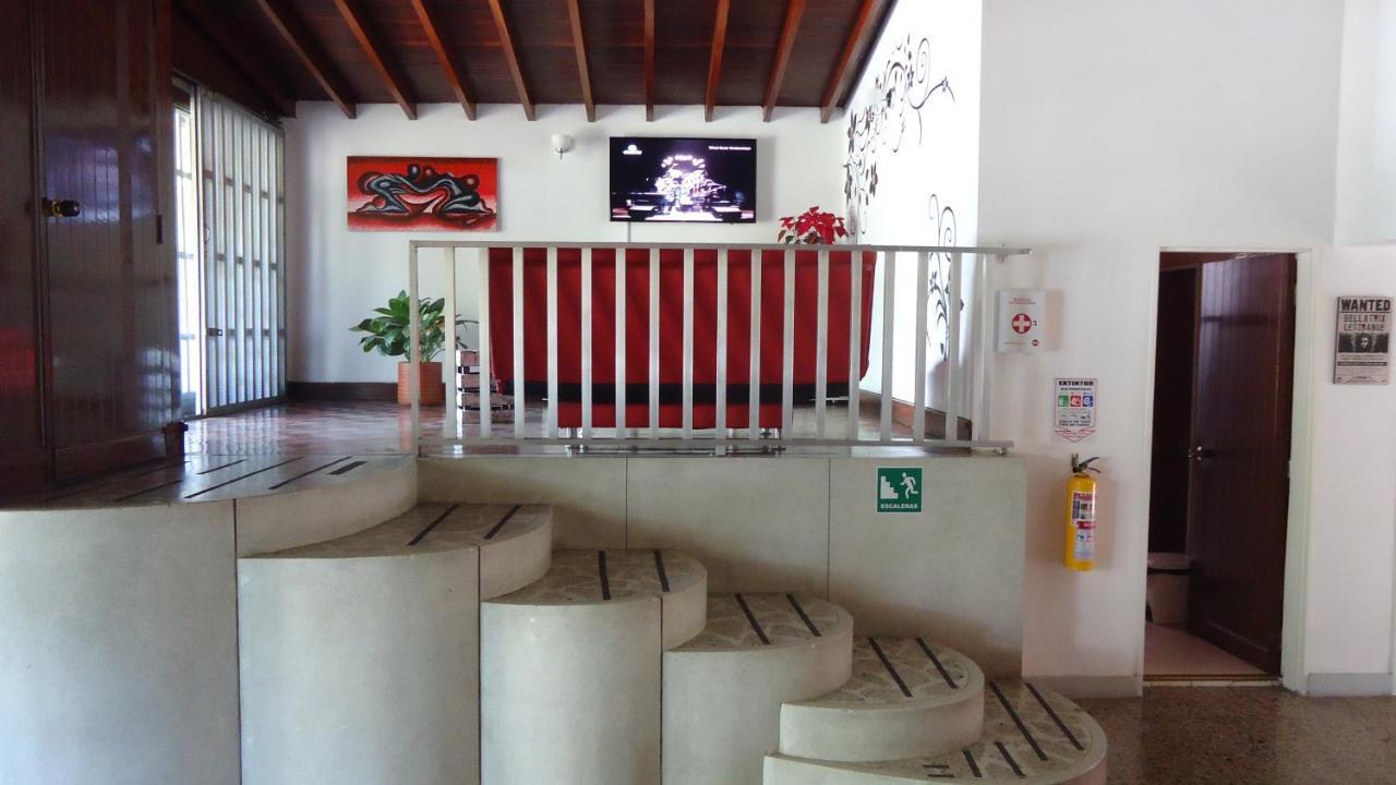 Iris Hostel ميديلين المظهر الخارجي الصورة